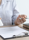 Personnes examinant plans architecturaux pour contrats travaux