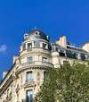 Bâtiment haussmannien avec tourelle symbolisant avocat accessible en visioconférence