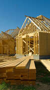 Maisons individuelles en construction sous ciel bleu clair