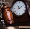 Consultation juridique avec balance de justice et documents sur table