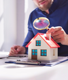 Agent immobilier présente pièce vide lumineuse à couple souriant