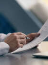 Homme examinant documents pour analyse des griefs juridiques