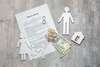 Jugement de divorce avec alliances figures familiales maison et argent symbolisant le droit du divorce