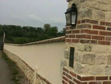 mur_enceinte_enduit_pierres_et_briques