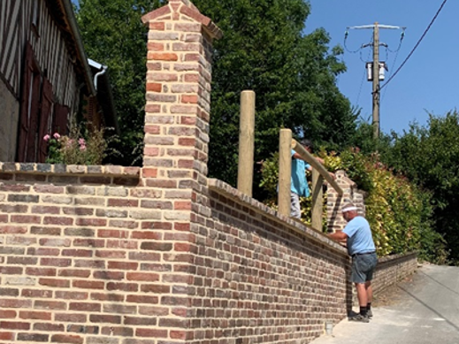 mur_et_cloture_en_bois_et_briques