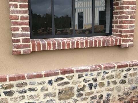 mur_et_fenetre_batiment_orne