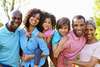 Famille souriante réunie en extérieur