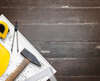 Casque et outils construction sur plans pour entretiens besoins