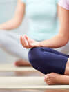Deux personnes en méditation assises sur tapis de yoga pour mieux vivre la ménopause