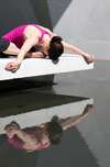 Femme en pose de yoga sur dalle de béton symbole d'équilibre et bien-être pendant la ménopause