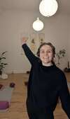 Trois fillettes pratiquant le yoga en intérieur lors d'un cours adapté pour tous niveaux autour de Lyon
