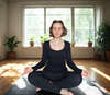 Trois femmes pratiquent une posture de yoga latérale en pleine conscience pour apaiser le mental
