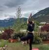 Femme allongée en séance de relaxation guidée pour se reconnecter au corps et apaiser l esprit