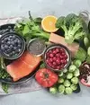 Femme et jeune fille en vêtements de sport pratiquant des étirements lors d un séjour yoga et nutrition