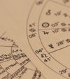 Carte astrologique thème astral beige symboles astrologiques