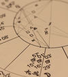 Carte astrologique beige symbolisant mécanismes d'adaptation