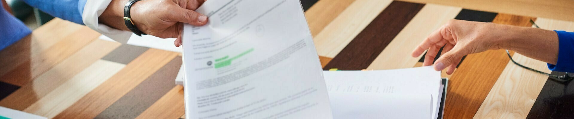 homme donnant un document à une femme