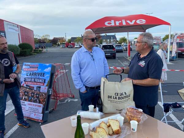 Arrivée chaleureuse à Saint-Pair-sur-Mer pour les pilotes de mobylettes vintage