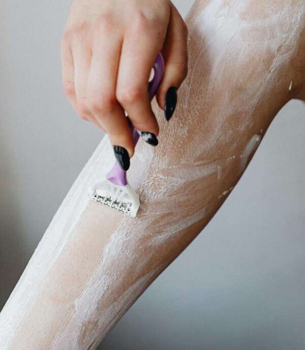 Rasoirs jetables VS épilation laser : ce que votre salle de bain ne dit pas vraiment