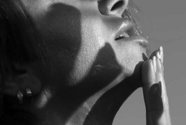 Épilation laser ménopause : que faire quand les poils du menton apparaissent ou reviennent ? 