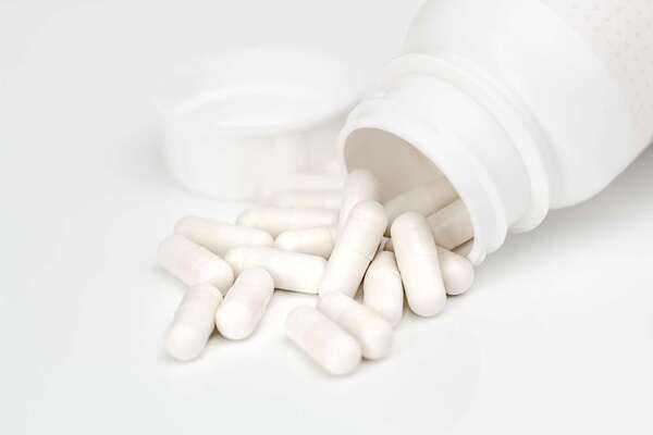 Épilation laser et médicaments : antibiotiques, Roaccutane, hormones… quelles sont les vraies contre-indications ? 