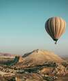 Ballon dirigeable beige flottant ciel bleu relaxation et bien-être