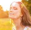 Femme sereine soleil naturel bien-être sophrologie