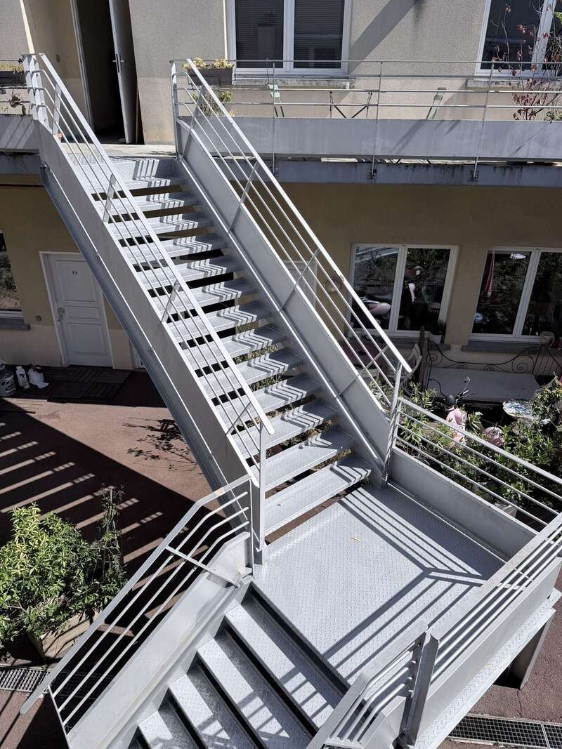 3_bagnolet_93_escalier_en_acier