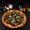 pizza napolitaine garnie d'ingrédients frais et savoureux