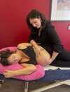 femme enceinte en séance d'ostéopathie