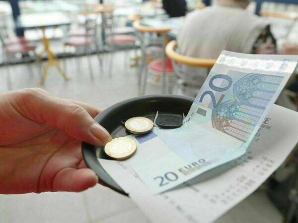 Les pourboires perçus en 2022 et en 2023 par un salarié sont exonérés d'impôt sur le revenu, sous conditions.