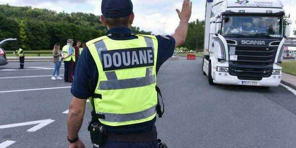 Procédure douanière et notification du droit à bénéficier de conseils juridiques.