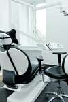Salle de soins et fauteuil dentaire du centre dentaire Dental Axe à Montbéliard
