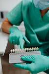 Teintier dentaire pour le choix de la teinte des prothèses, centre dentaire Dental Axe Montbéliard