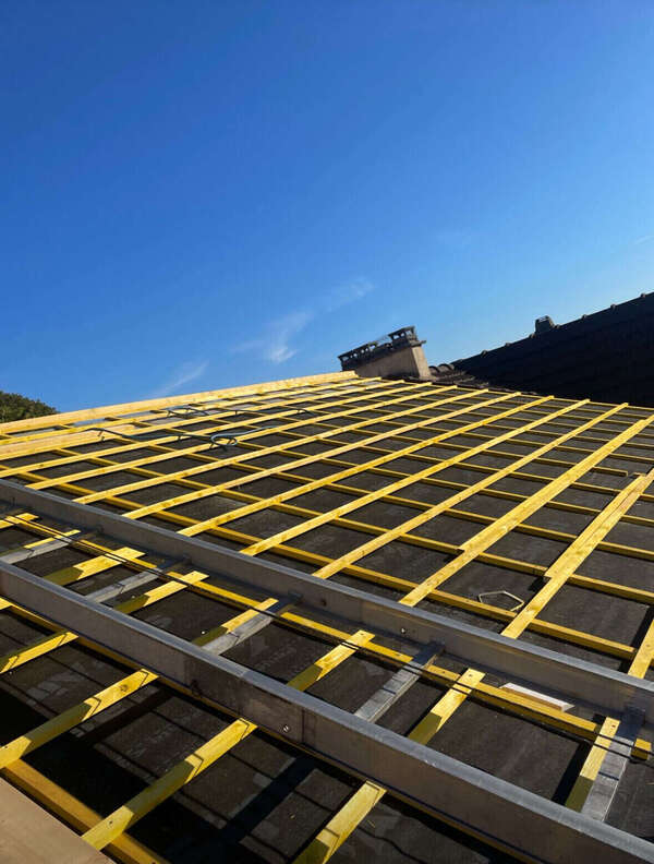 Couvreur professionnel à votre service : un chantier de toiture complet réalisé avec passion