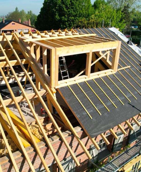 Rénovation complète après incendie : redonner vie à une maison grâce à une toiture neuve et une charpente reconstruite