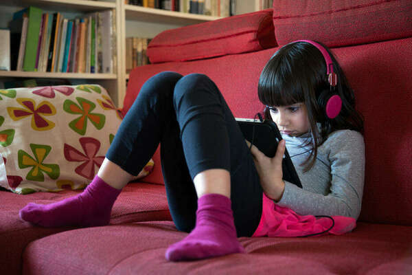 Devant les écrans : surveillez la posture de vos enfants