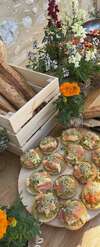 traiteur préparant des plats gourmands pour un événement