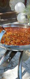 traiteur préparant des plats gourmands pour un événement