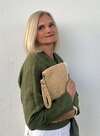 Carnet manuscrit ouvert symbolisant coaching personnalisé familial