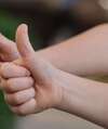 Femme lisant livre accompagnement coup de pouce