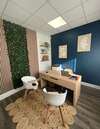 Bureau moderne équipé pour coaching parental en environnement naturel
