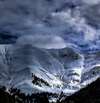image de montagne avec ciel nuageux en arriere plan