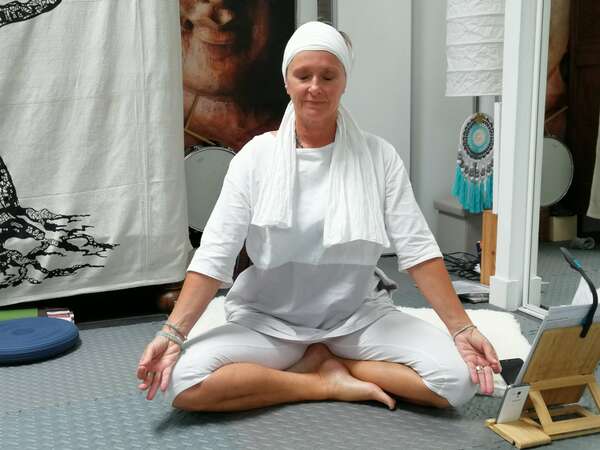 Une séance Kundalini yoga et sonothérapie dans de belles énergies à L'association L'Arc Miraculeux.