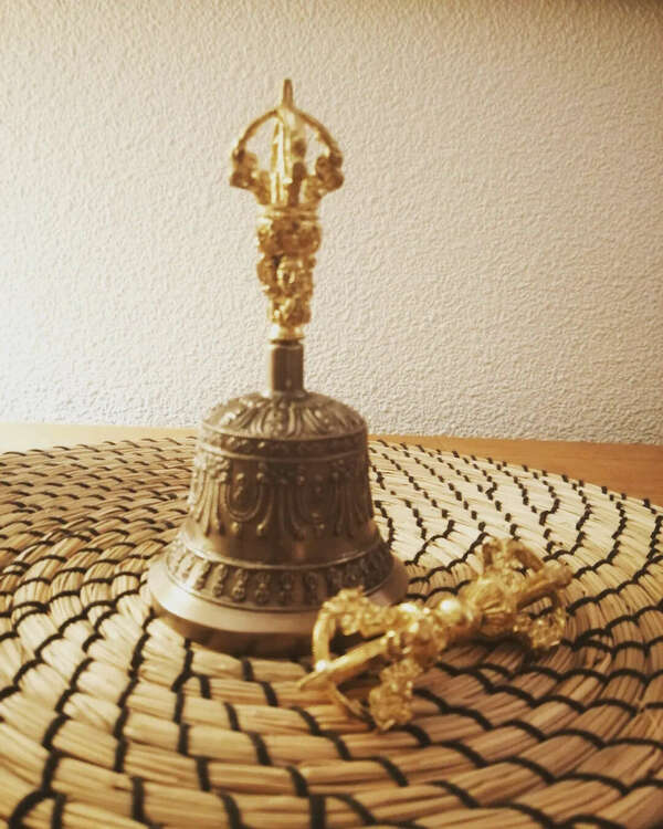 Je vous présente le Ghanta et le Dorje : 2 instruments de mes massages sonores