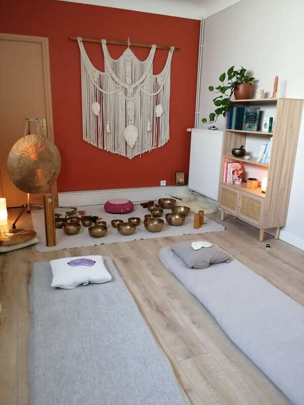 Une relaxation en duo au cabinet : un moment paisible partagé dans l'intimité