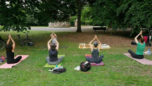 Une soirée agréable au parc de Bordeaux pour la journée mondiale du Yoga