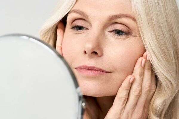 La peau et la (péri)ménopause : comprendre, prévenir et apaiser les changements