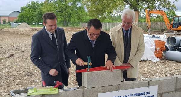 Pose la 1ère pierre du futur groupe scolaire de Fenouillet