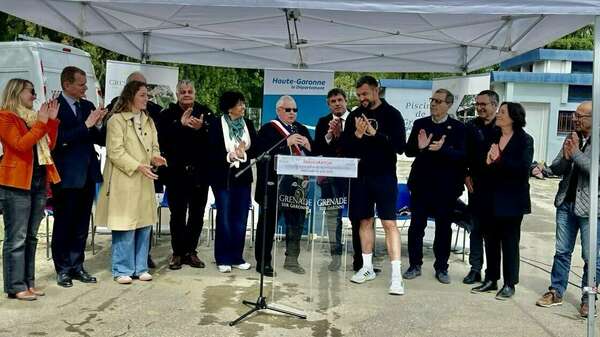 A l'inauguration d'un nouveau terrain synthétique de rugby à Grenade